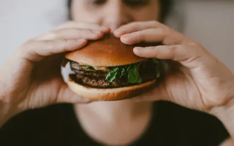 Ile waży burger wołowy? Rozkładamy go na czynniki pierwsze!