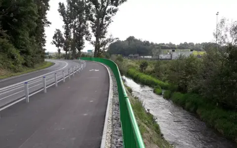 Nowa ścieżka rowerowa wzdłuż rzeki, idealna na przejażdżkę velo rudawa.