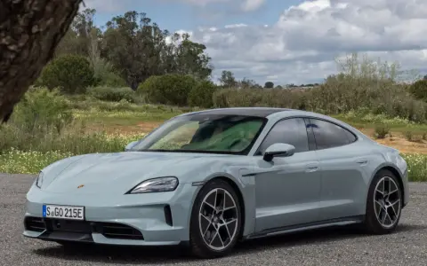 Grauer Porsche Taycan mit sportlichen Felgen, bereit für die nächste Fahrt. Die Porsche Taycan technische Daten versprechen Leistung und Effizienz.