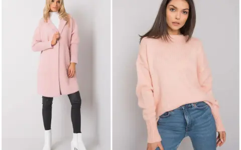 Blondynka w pudrowym płaszczu i brunetka w brzoskwiniowym swetrze. Jaki kolor pasuje do brudnego różu? Biel i jeans!