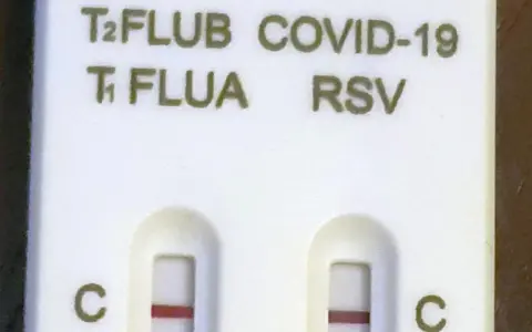 Test combo wyniki: dwa paski kontrolne C i T, wskazujące na obecność COVID-19, grypy i RSV.