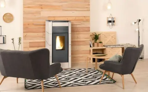 Estufa de pellet encendida manualmente, creando un ambiente acogedor en el salón.
