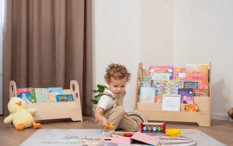 Kleines Kind spielt mit Holzspielzeug vor einem Regal mit Büchern, das eine Sitzordnung im Montessori-Stil widerspiegelt.