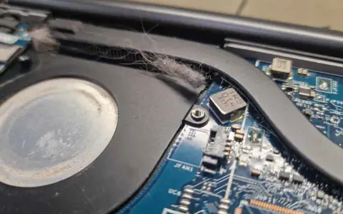 Jak wyczyścić laptopa w środku, aby uniknąć przegrzewania i awarii