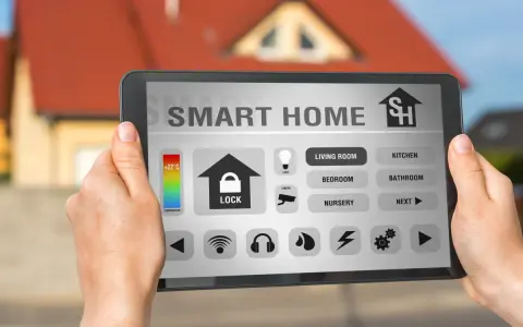 Tablet mit App zur Steuerung des smart home einrichten. Anzeige von Temperatur, Schloss, Licht und Räumen wie Wohnzimmer.