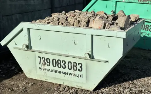 Jasny zielony kontener 5m3 wymiary, wypełniony gruzem. Na boku numer telefonu i adres strony www.