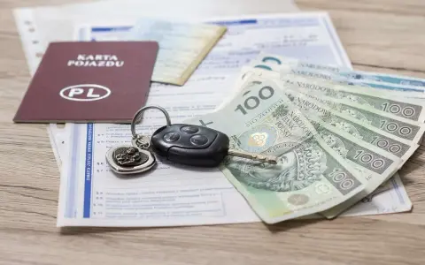 Karta pojazdu, kluczyki i pieniądze – komplet dokumentów i środków na zakup lub sprzedaż samochodu.