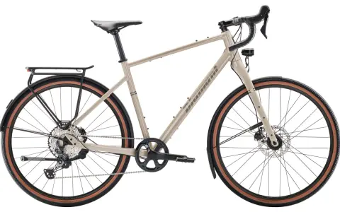 Beiges Diamant Nhomatest Gravelbike mit Gepäckträger und Schutzblechen, bereit für jedes Abenteuer.