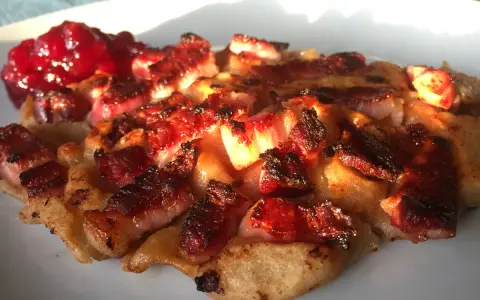 Kolbulle recept: Pannkaksliknande godsak med stekt fläsk och lingonsylt.