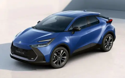 Un elegante Toyota C-HR 2026 azul eléctrico, con líneas futuristas y un diseño deportivo, listo para conquistar las calles.