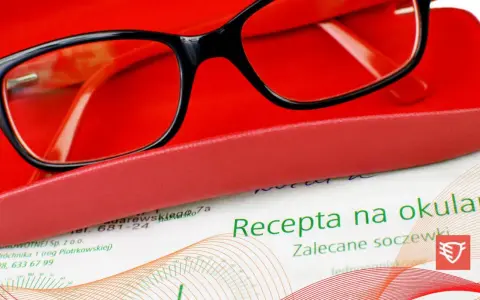 Okulary w etui na tle recepty. Ważność recepty na okulary jest kluczowa dla zakupu odpowiednich soczewek.