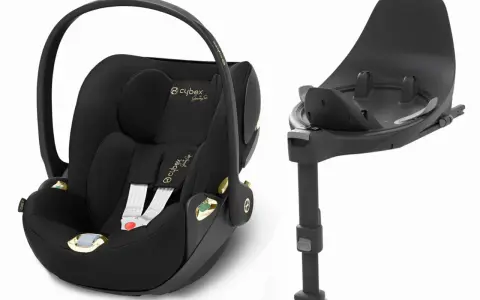 Elegancki czarny fotelik samochodowy Cybex z bazą Isofix. Złote detale dodają luksusu.