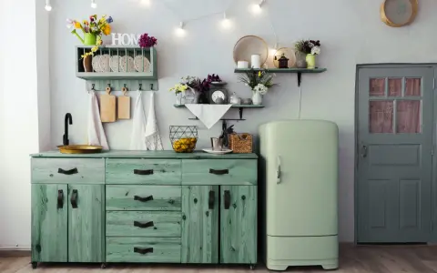 Encantadores aparadores antiguos pintados a la tiza en verde menta, con detalles rústicos y un estilo vintage que evoca calidez.