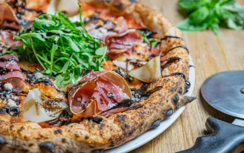 Prawdziwa Pizza Capricciosa: Poznaj skład i sekrety włoskiego smaku