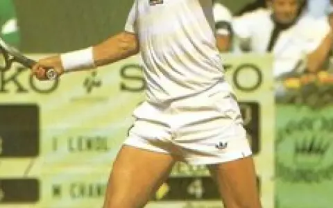 Tenista Ivan Lendl en acción, con su raqueta lista para el golpe.