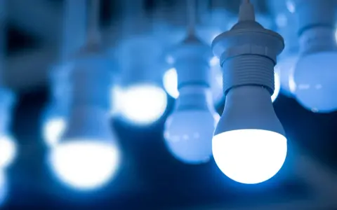 Plusieurs ampoules LED modernes, dont les 4 types d'ampoules, brillent d'une lumière bleue froide.
