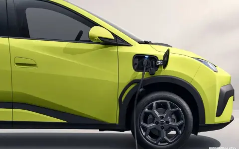 Auto elettrica verde in carica, un passo verso il futuro della mobilità sostenibile in Veneto.