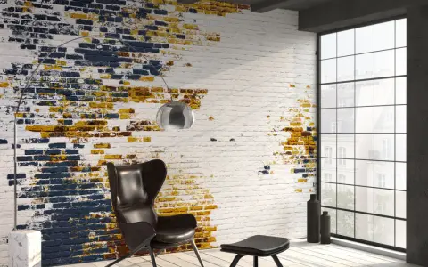 Un muro interno rovinato può diventare un punto focale con un effetto mattoncino bianco sporco e macchie di blu e giallo.