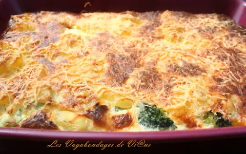Un gratin brocolis pomme de terre doré et gratiné, prêt à être dégusté.
