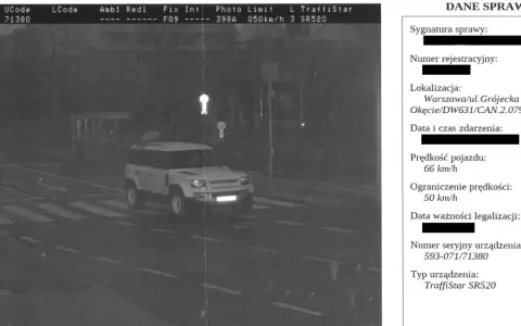 Zdjęcie z fotoradaru pokazuje białe auto jadące 66 km/h przy ograniczeniu do 50 km/h. To dowód, który może pomóc w ustaleniu, jak anulować mandat z fotoradaru.