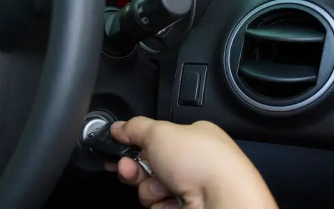 Mano inserisce la chiave nel quadro, ma la macchina non si accende. Si sente solo un click.