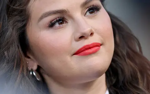 Un regard captivant avec des cils longs et volumineux, une inspiration pour savoir comment avoir de long cils. Lèvres rouge corail.
