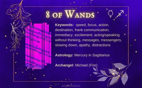 8 Buław Tarot: pionowe, fioletowe karty z tekstem i złotymi zdobieniami.