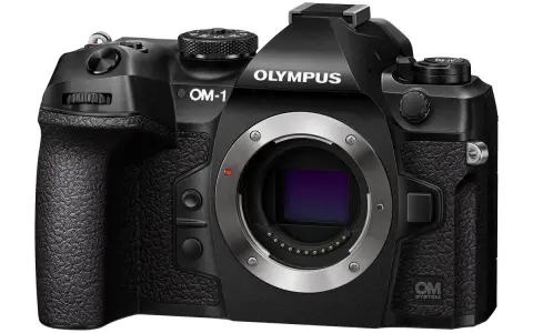 Czarny aparat OM SYSTEM OM-1 z obiektywem.
