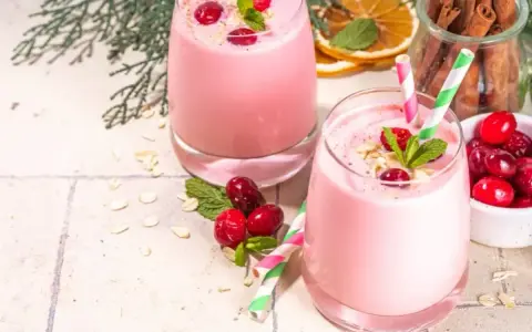 Różowe smoothie z żurawiną i miętą, idealne na zdrowy początek dnia. Dowiedz się, jak zrobić smoothie!