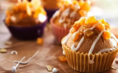 Słodkie muffinki i babeczki, udekorowane lukrem i kandyzowanymi owocami, kuszą swoim wyglądem.