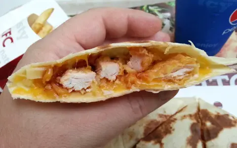 Qurrito KFC z kurczakiem i serem, idealny na szybki posiłek. Ciekawe, ile ma kcal.