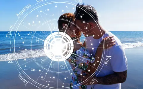Para, obejmująca się na plaży, otoczona kołem zodiaku. Ich miłość jest jak numerologiczna 7 – głęboka i duchowa.