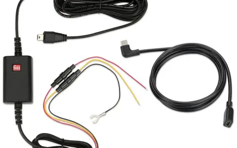 Zestaw kabli do kamery samochodowej. Zastanawiasz się, czy kamera samochodowa może rozładować akumulator? Ten zestaw zawiera moduł zasilania i różne kable.