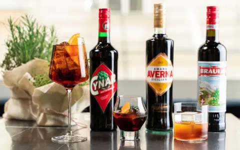 Verschiedene Campari-Sorten: Cynar, Averna und Braulio, serviert in Gläsern mit Eis und Orangenscheiben.
