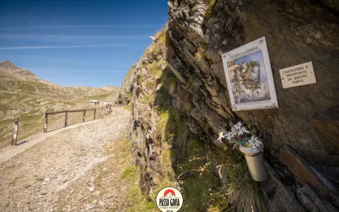Un ricordo commovente sul passo Gavia, dove un tempo un autocarro precipitò. Un luogo suggestivo per un viaggio in moto.