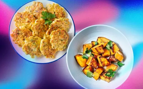 Tortitas de pollo y trozos de batata asada en platos, con fondo degradado azul y rosa.