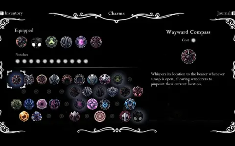 Inventario de amuletos Hollow Knight. Se muestran los amuletos equipados y disponibles, incluyendo el Wayward Compass.