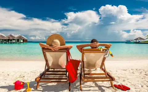 Para plażę: kapelusz, okulary do nurkowania, czerwona torba, wiaderko z łopatką i klapki. Idealne rzeczy, by zabrać na plażę!