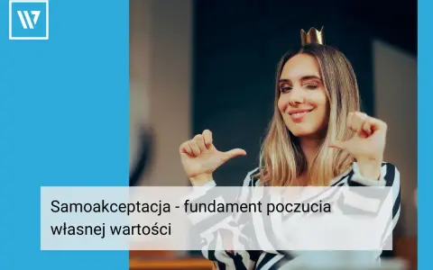 Uśmiechnięta kobieta w koronie, pewna siebie, pokazuje gestem, że jest osobą wartościową.