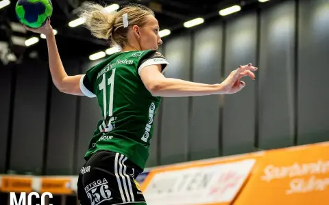 Piłkarka ręczna w zielonej koszulce z numerem 11 rzuca piłkę. Poznaj zasady piłki ręcznej i kibicuj swojej drużynie!