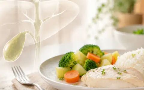 Lekki posiłek z kurczakiem, ryżem i warzywami. Idealny dla osób dbających o dietę przy woreczku żółciowym.
