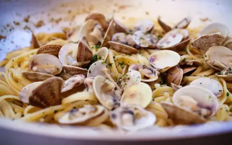 Spaghetti alle vongole cremosi come al ristorante, un piatto ricco di sapore e profumo di mare, pronto per essere gustato.