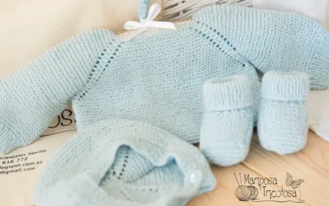 Conjunto de lana azul claro para bebé: jersey, gorrito y patucos. Perfectos patrones punto bebe para un recién nacido.