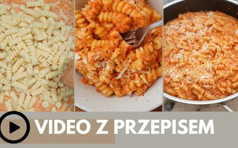 Pyszny makaron z sosem pomidorowym, posypany parmezanem. Zobacz przepis wideo!