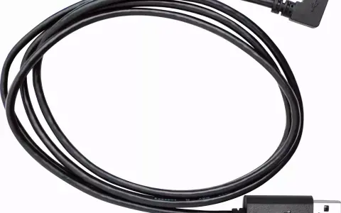 Czarny kabel AWM z wtyczką USB i kątową wtyczką Micro USB. Służy do ładowania i przesyłu danych.
