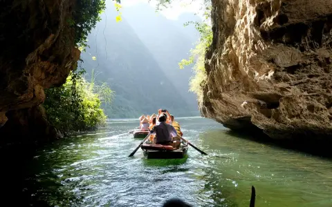 Gita in barca tra le formazioni rocciose del Vietnam. Un'esperienza da non perdere per scoprire cosa vedere in questo paese.