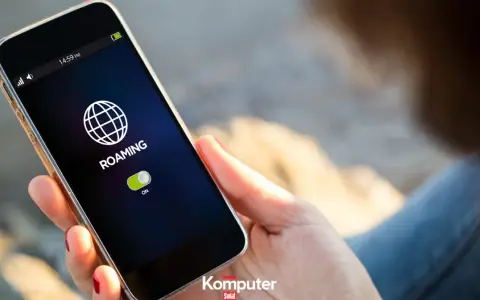 Dłoń trzyma smartfon z włączonym roamingiem. Czy w Norwegii jest roaming? Tak, z tym ustawieniem możesz być online.