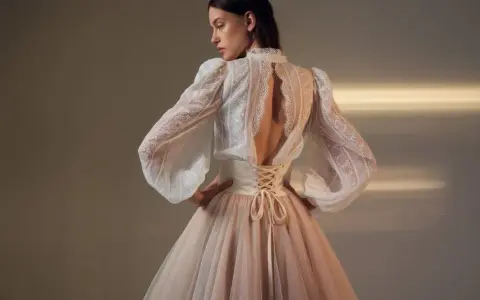 Tiulowa spódnica: Jaka bluzka? Elegancja, luz i rockowy pazur