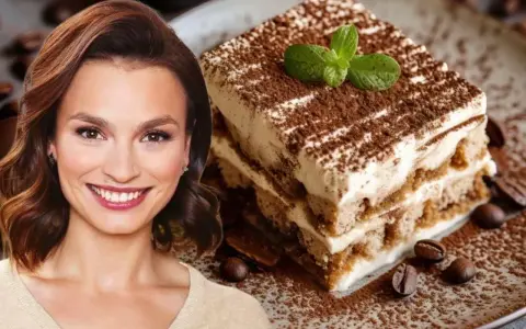 Uśmiechnięta kobieta obok pysznego tiramisu bez alkoholu, posypanego kakao i z listkiem mięty.
