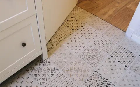 Piękne płytki patchwork łazienka aranżacje. Różnorodne wzory tworzą unikalną mozaikę na podłodze, dodając charakteru wnętrzu.